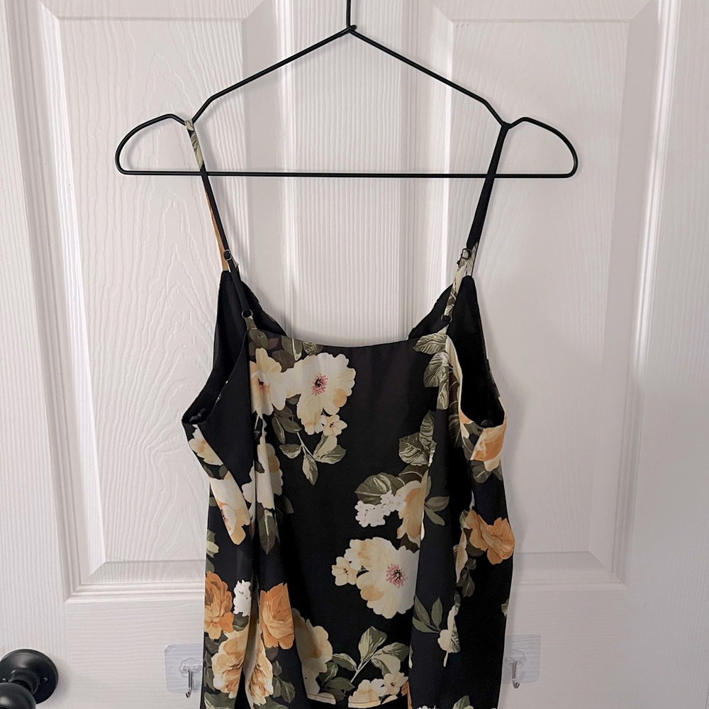 Socialite Black Floral Scalloped Tank - Picture 4 of 4